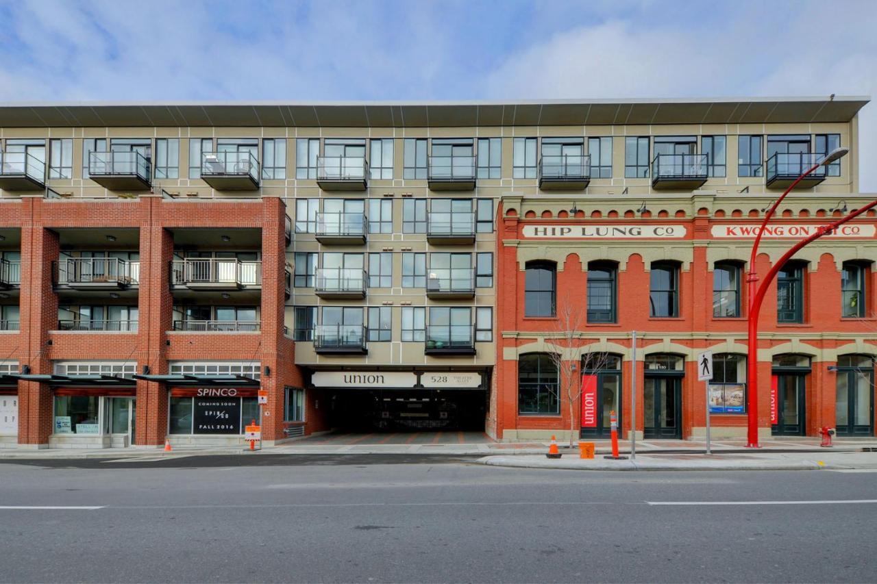 Gorgeous Old Town Condo With Patio And Parking! Victoria Bagian luar foto