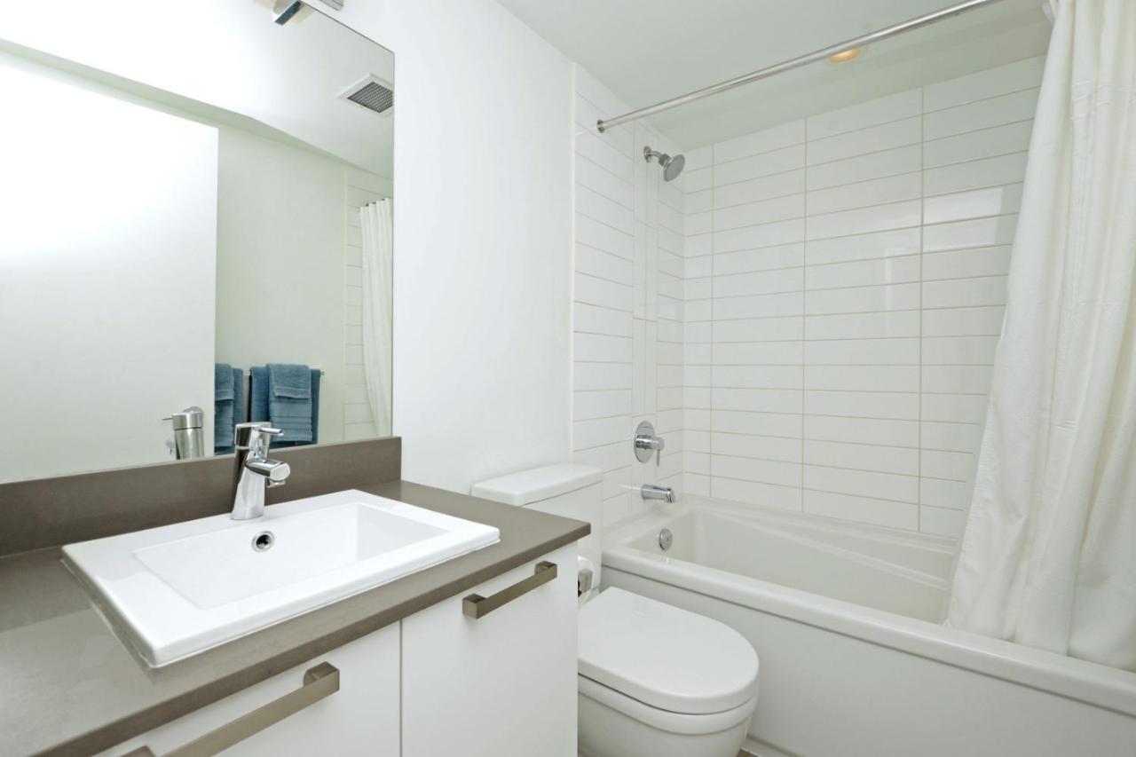Gorgeous Old Town Condo With Patio And Parking! Victoria Bagian luar foto