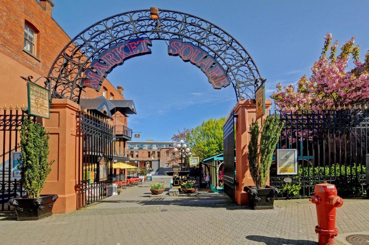 Gorgeous Old Town Condo With Patio And Parking! Victoria Bagian luar foto