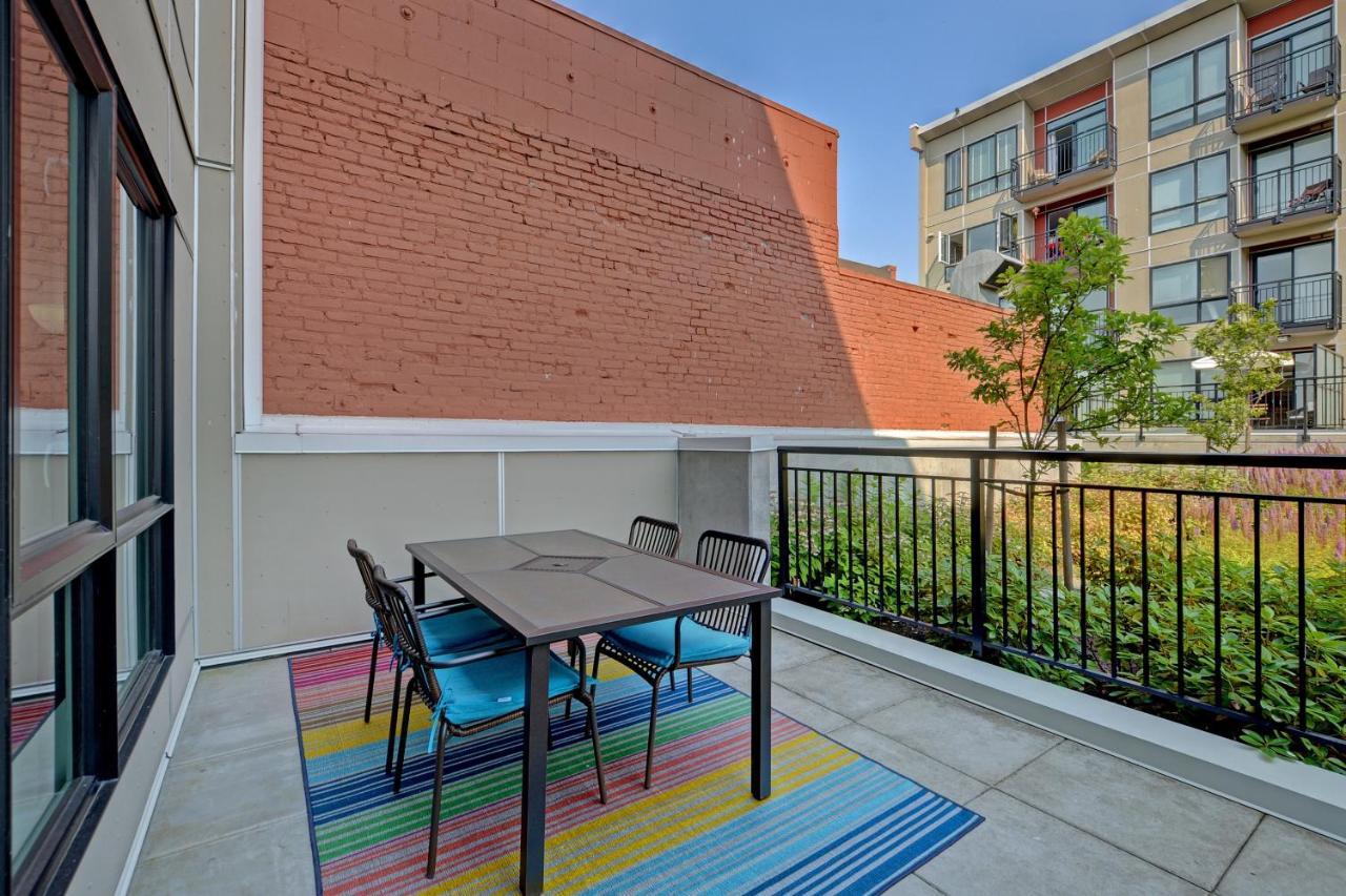 Gorgeous Old Town Condo With Patio And Parking! Victoria Bagian luar foto