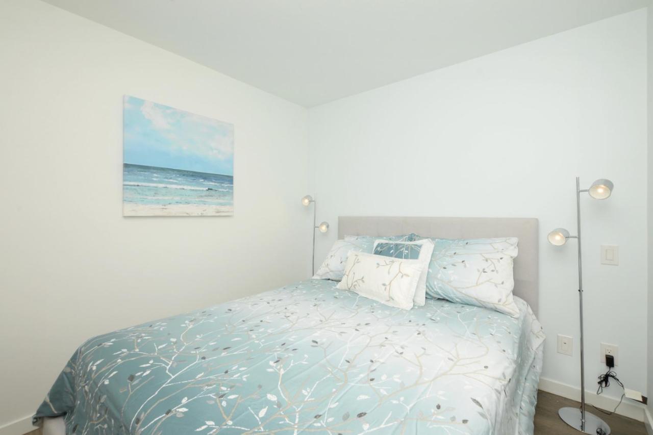 Gorgeous Old Town Condo With Patio And Parking! Victoria Bagian luar foto